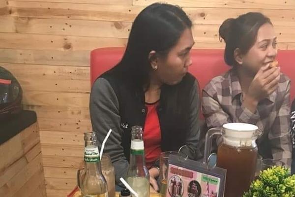 NAJROMANTIČNIJA FOTKA ILI FUJ? Milioni komentarišu ovu sliku! (FOTO)