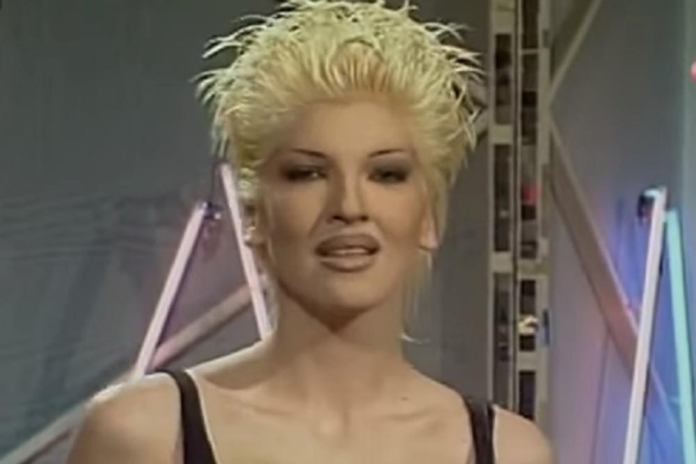 KARLEUŠA BOLUJE OD AMNEZIJE?! Pevala po SEOSKIM VAŠARIMA POD ŠATOROM! Da može, sad bi ga SPLALILA! (FOTO)