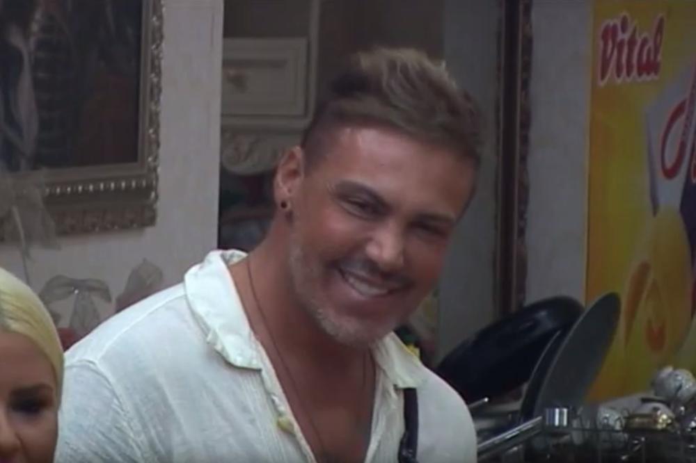 U PAROVE 9 UŠAO PLANETARNO POPULARNI GEJ! Svi ga znaju po EREKCIJI koju ima već TRI MESECA, a ceo je od PLASTIKE!