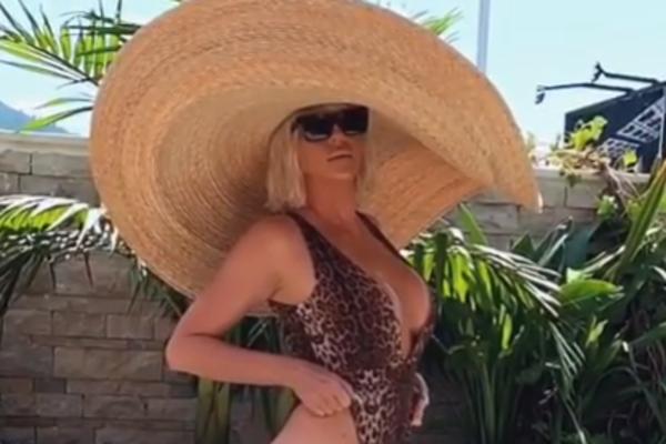 SAMOPROZVANA MODNA IKONA BALKANA NOSI STVARI OD 10 DOLARA: Hrvatska rijaliti zvezda UDARILA na JK! LETEĆE PERJE!