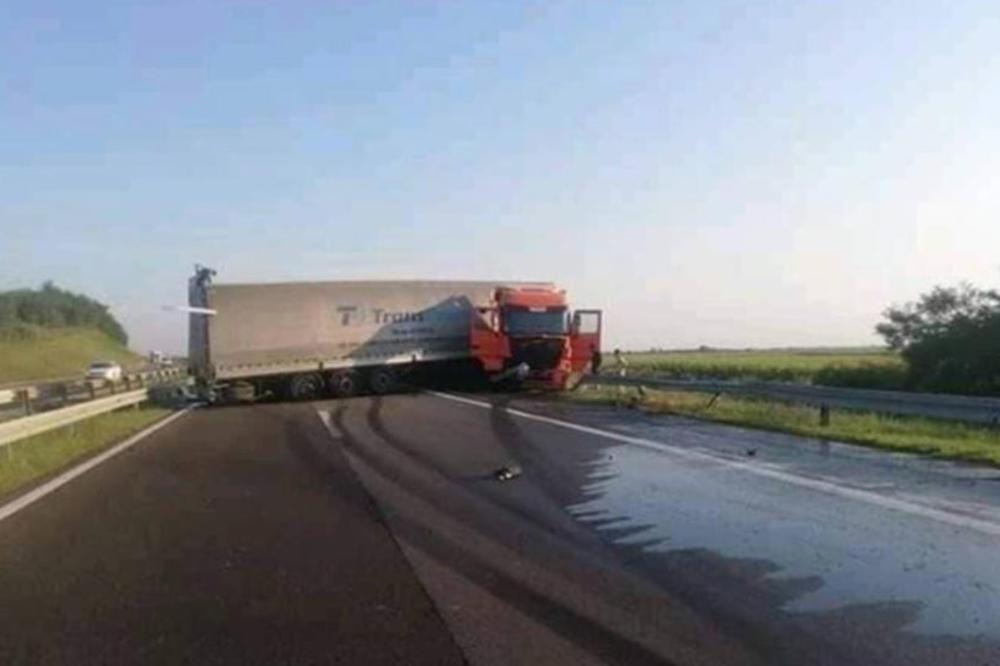 KARAMBOL NA NIŠKOM AUTO-PUTU: Šleper se preprečio nasred kolovoza kod Lozovičke česme