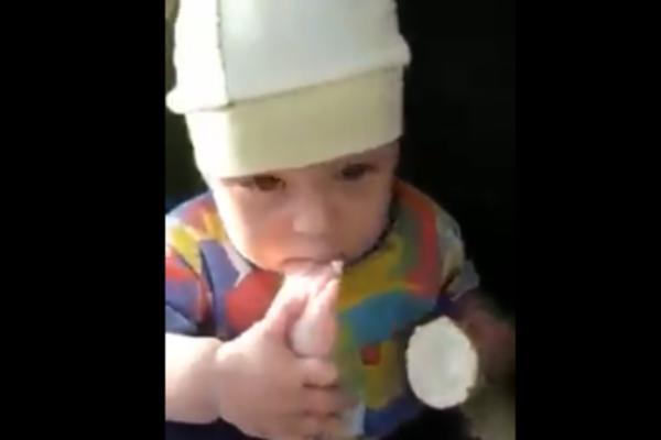 OVA BEBA JE ODUŠEVILA INTERNET! Kada vidite kako jede SLADOLED, biće vam jasno zašto (VIDEO)