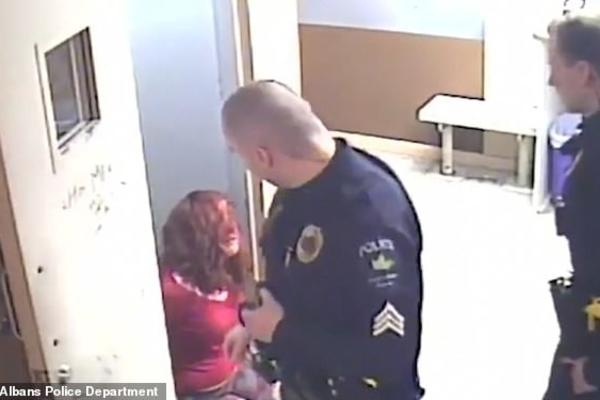 UZNEMIRUJUĆI SNIMAK IZ POLICIJSKE STANICE: Ženu brutalno prebili dok je bila u lisicama! (VIDEO)