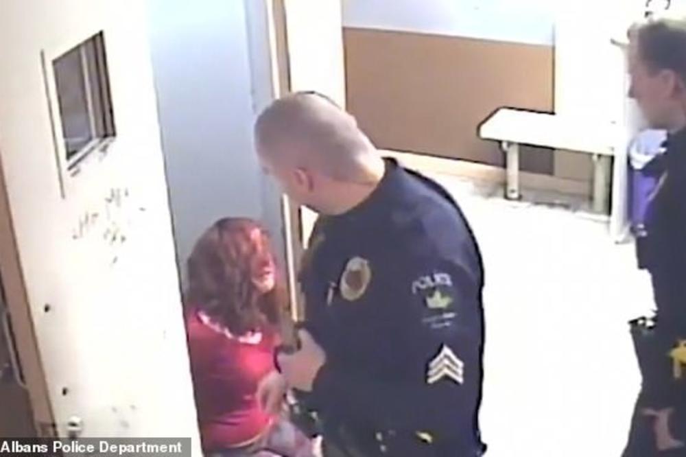 UZNEMIRUJUĆI SNIMAK IZ POLICIJSKE STANICE: Ženu brutalno prebili dok je bila u lisicama! (VIDEO)