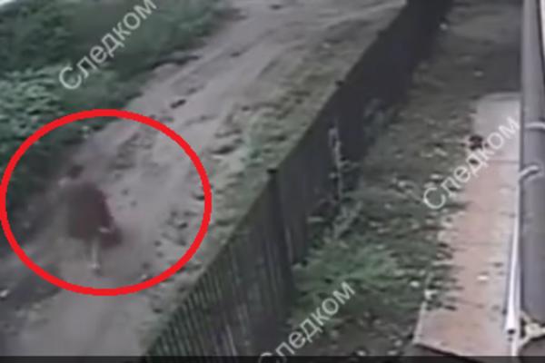 HOROR ISPRED ZGRADE, BRUSILICA PALA BEBI U KOLICIMA NA GLAVU! Neko će morati U ZATVOR! (VIDEO)