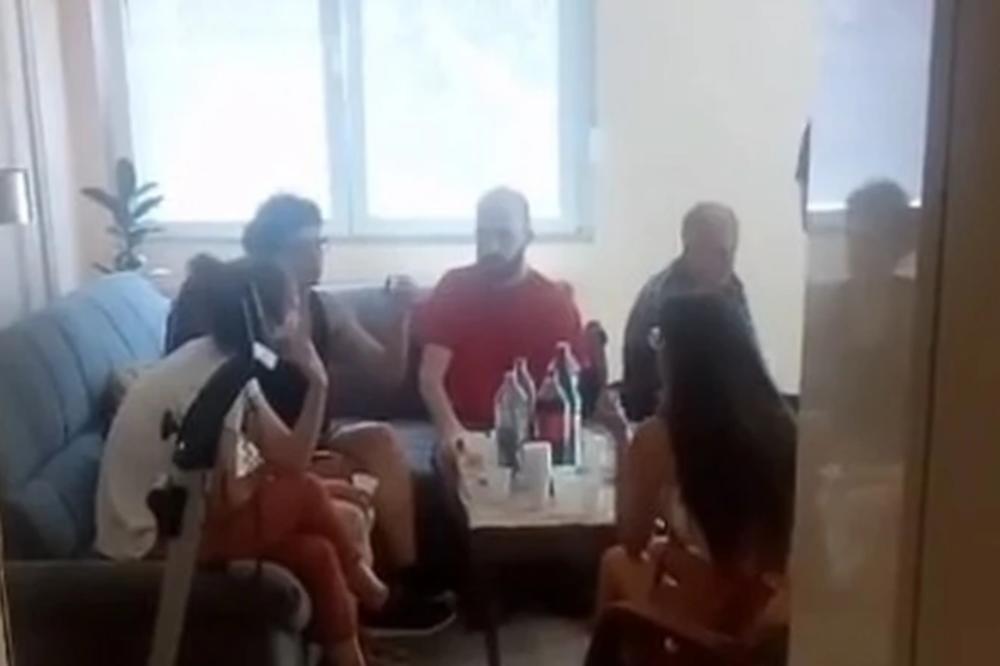 BURNO NA BANJICI Iseljavaju porodicu koja je legalno kupila stan i to zbog DUGA PRETHODNOG VLASNIKA (VIDEO) (UŽIVO)