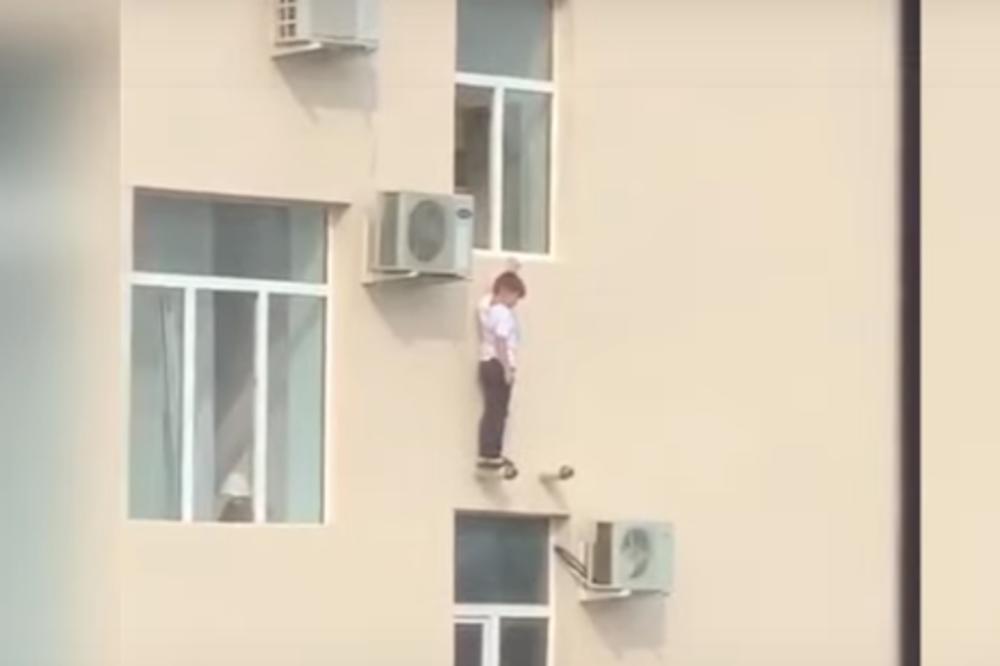 DEČAK JE UMALO PAO SA PETOG SPRATA ZGRADE: Onda su se pojavila DVA HEROJA i izvela HRABRI PODUHVAT! (VIDEO)