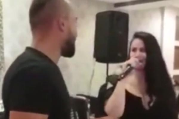 INDI USRED PUCAČINE U ZEMUNSKOM KLUBU! Ispalio je 7 METAKA, pevačica skočila i POBEGLA