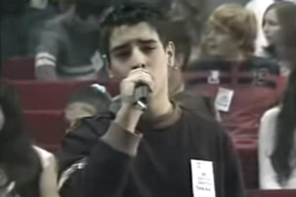 DANAS JE JEDAN OD NAJSKANDALOZNIJIH PEVAČA A OVAKO JE IZGLEDAO PRE 13 GODINA! Da li ga prepoznajete?