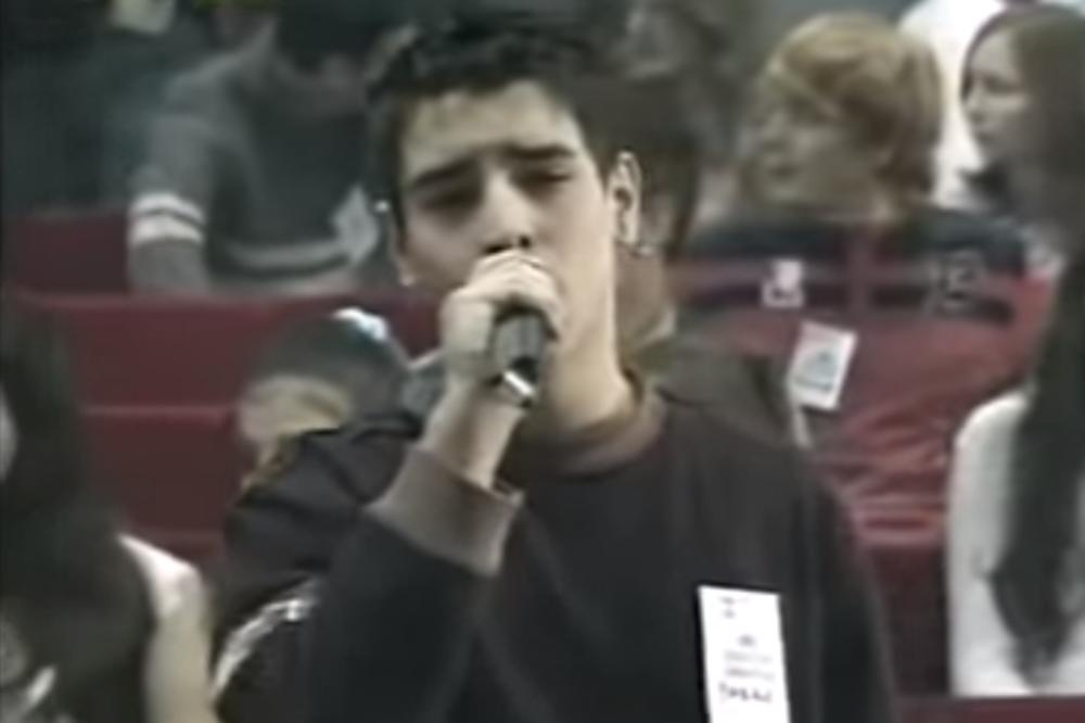 DANAS JE JEDAN OD NAJSKANDALOZNIJIH PEVAČA A OVAKO JE IZGLEDAO PRE 13 GODINA! Da li ga prepoznajete?