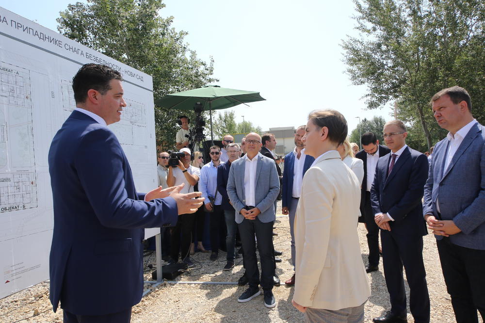 POSTAVLJEN KAMEN TEMELJAC ZA STANOVE BEZBEDNJAKA: Vučević: Napravićemo moderne objekte