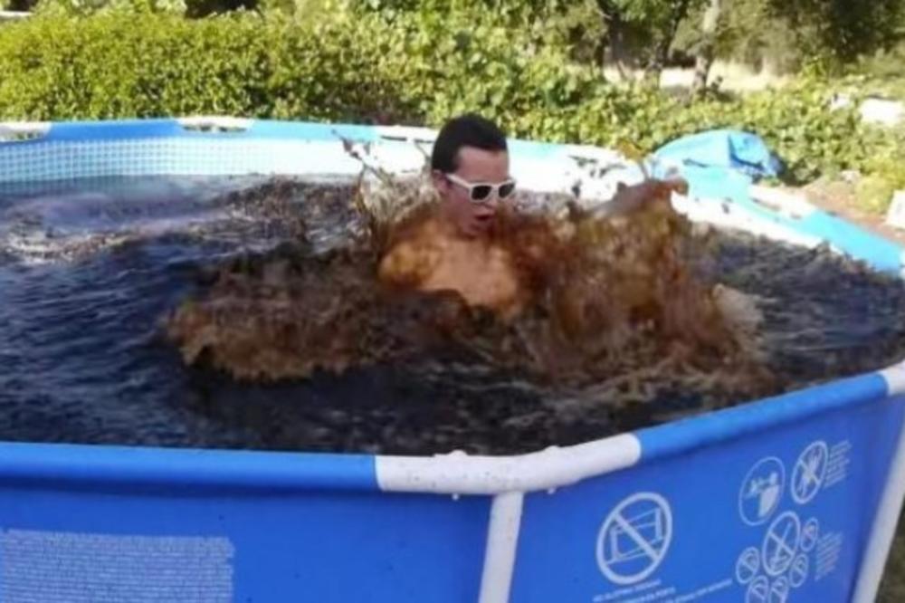 Napunio je bazen sa 6.800 litara Koka-kole, dodao Mentos i ušao! DESILO SE OVO! (VIDEO)