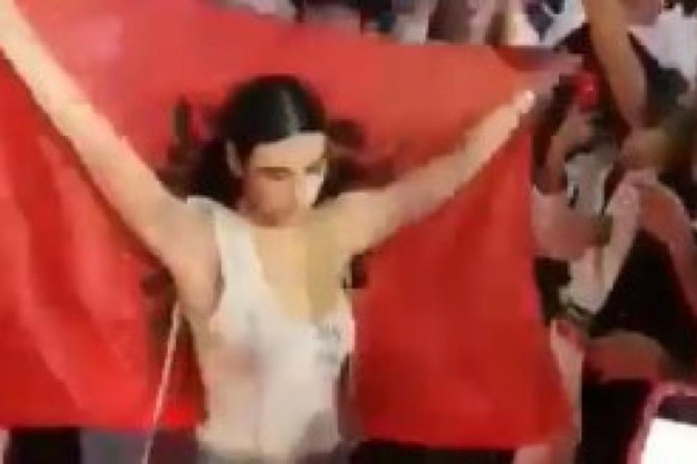 POSTOJI SAMO JEDNA ZEMLJA,OSTALO SU NIJANSE: Ovom porukom je Dua Lipa razbesnela SRBE!