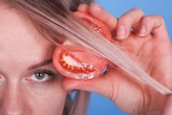 UZELA JE PARADAJZ I PROTRLJALA GA PO KOSI! Sačekala je 10 minuta i rešila problem mnogih DEVOJKA!