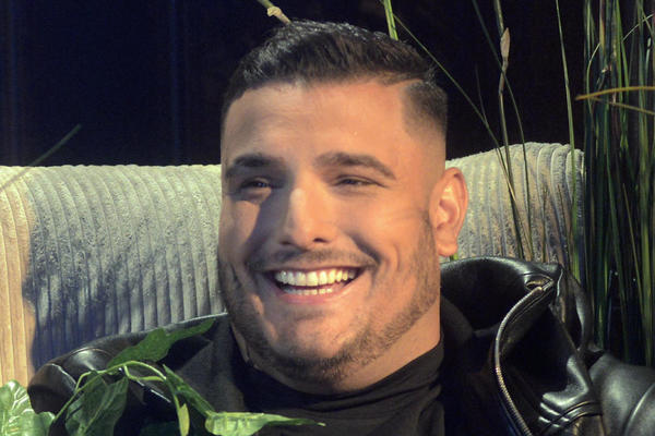 OVO NIGDE NISTE VIDELI! DARKOVA BEBA KAO IGRAČKA: Pogledajte šta radi sa sinom, ovo nije radio sa ćerkom! (FOTO)