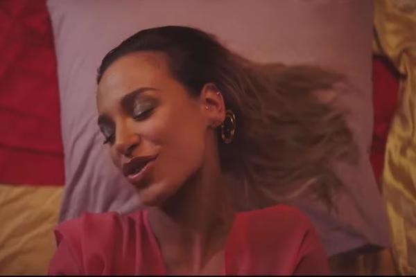 VRELIJE NE MOŽE! Edita u bikiniju, tračice jedva drže donji deo, GRUDI NABUJALE, svi gledaju u jedan detalj