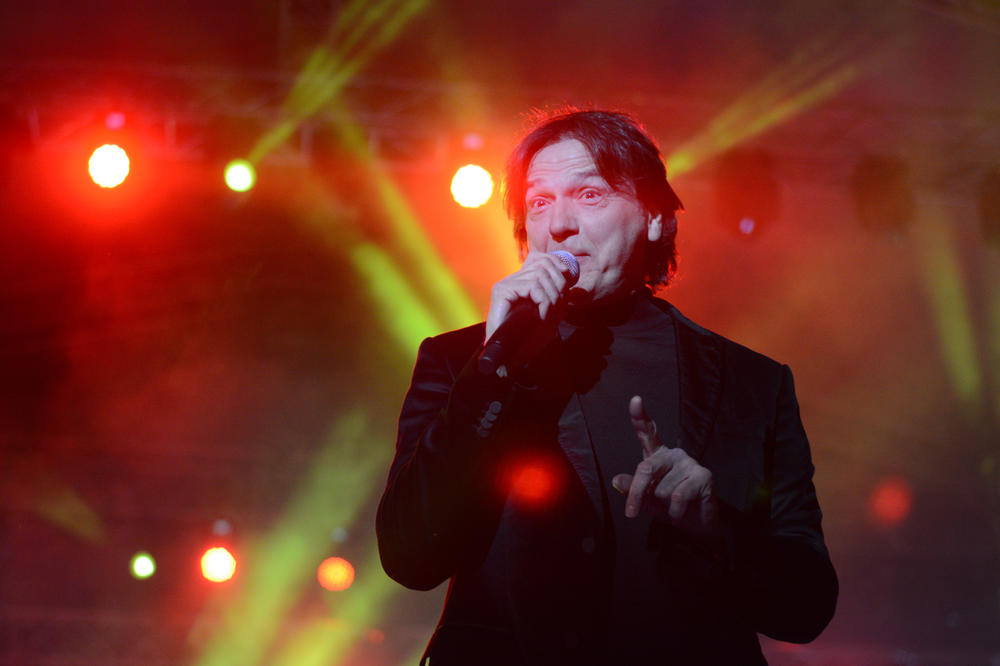 ČOLA ZABRINUO PUBLIKU NA KONCERTU: Na društvenim mrežama nastala PANIKA zbog pevača! S njim nešto nije bilo OK!