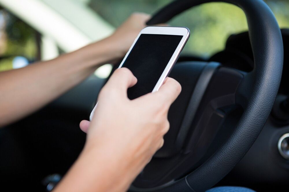 Korišćenje telefona tokom vožnje