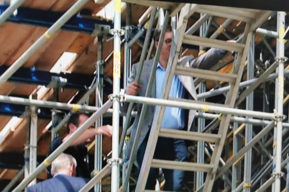 VUČIĆ POBEGAO OBEZBEĐENJU! Krenuo da se penje, ljudi počeli da vrište! PANIKA U ČORTANOVCIMA!