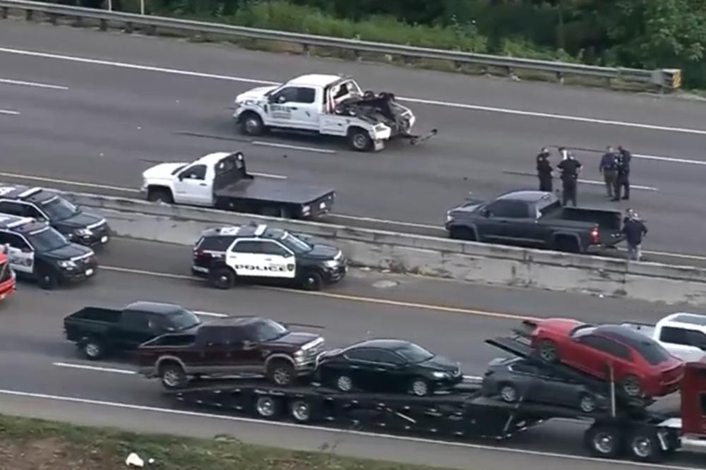 NAKON SUDARA IZAŠAO IZ AUTA I UPUCAO DVE OSOBE! Policija u vozilu prošla UŽAS, napadač pobegao (VIDEO)
