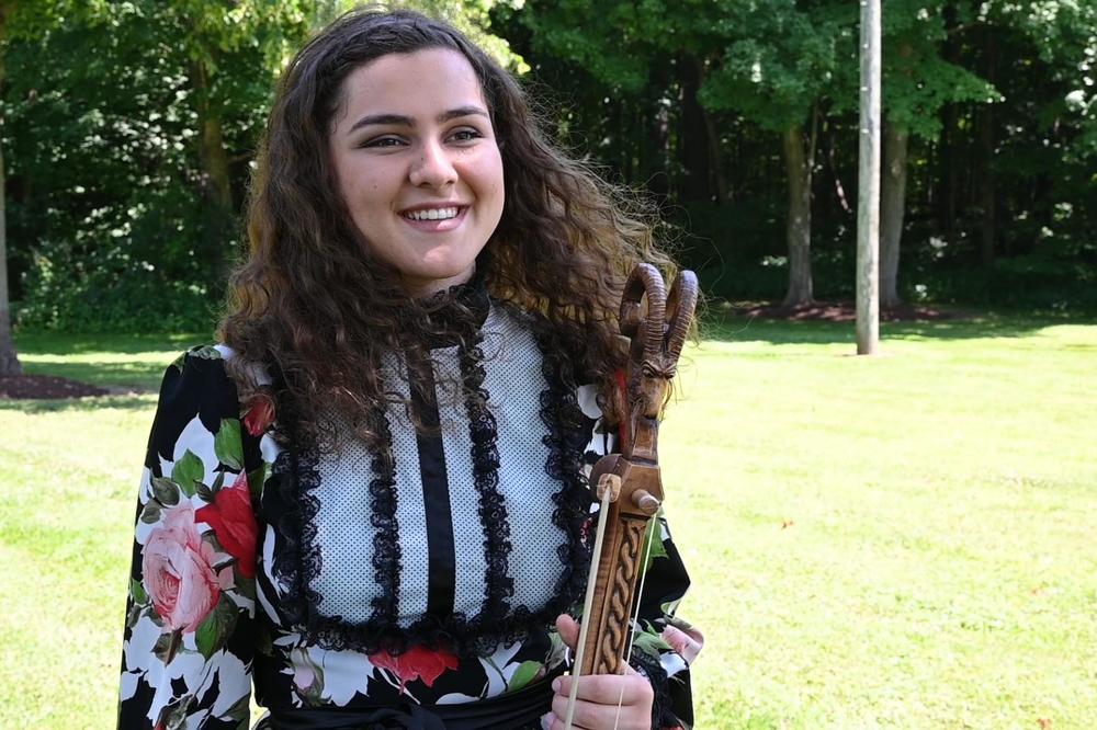 BOJANA JE JEDINA SRPSKA GUSLARKA: Studira u Finskoj jer nije imala gde u Srbiji, divi se našim junacima (VIDEO)