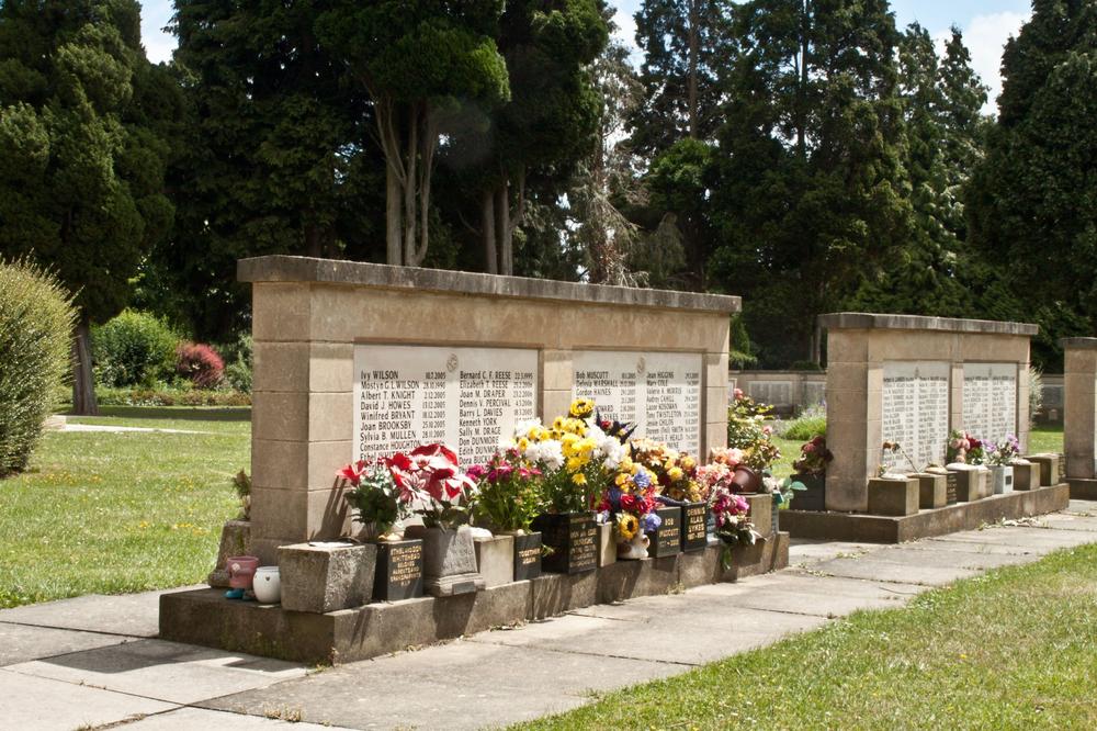 POSLE 70 GODINA OTKRILA KO OSTAVLJA CVEĆE NA GROBU BRATA KOJI SE UDAVIO: Ovo je pravo ČUDO!