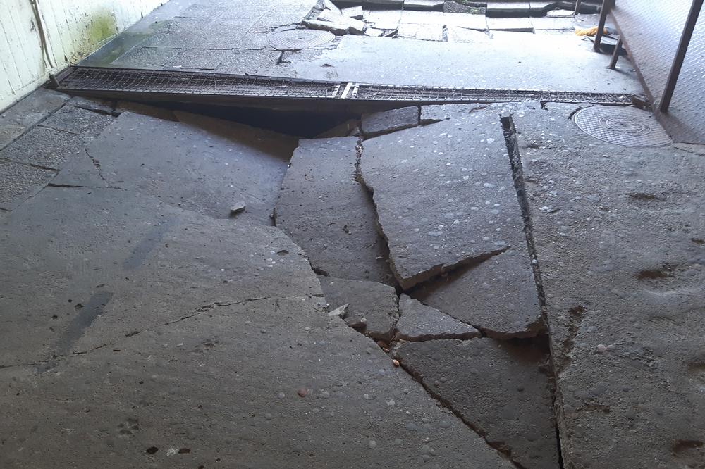 LJUDI, OVDE ĆE NEKO DA POGINE! Stepenice na Novom Beogradu u očajnom stanju, NIKO NE REAGUJE!