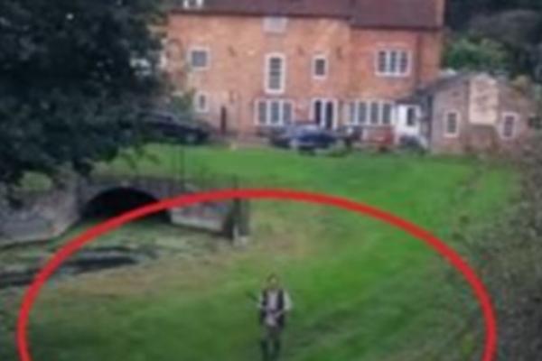 DRONOM JE TAJNO SNIMAO DVORIŠTE SVOG KOMŠIJE: Ono što je VIDEO, nikada neće zaboraviti! (VIDEO)