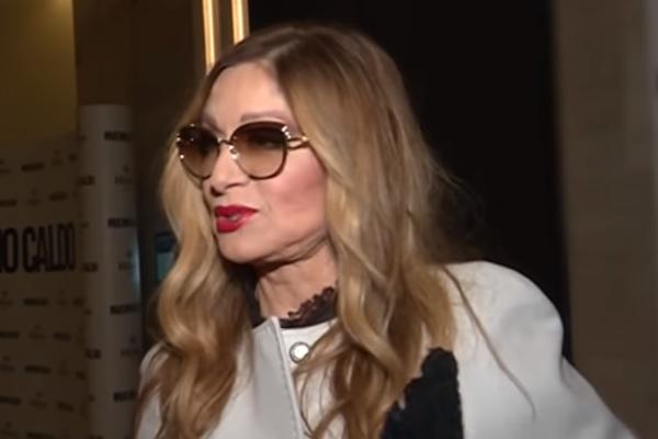 DANICA MAKSIMOVIĆ POTPUNO NAGA NA PLAŽI: Glumica u 66. godini BEZ KUPAĆEG KOSTIMA zavodi po Crnoj Gori! (FOTO)