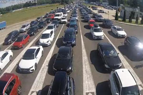 GRANIČNI PRELAZI KRCATI: Evo koliko se ČEKA, jedan POSEBNO IZBEGAVAJTE!