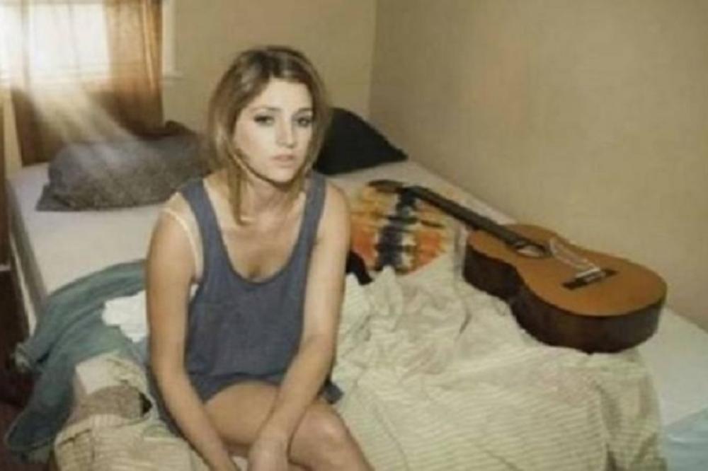 POSLALA JE MUŽU FOTOGRAFIJU S POSLOVNOG : Kad je primetio jedan detalj, odmah je zatražio razvod!