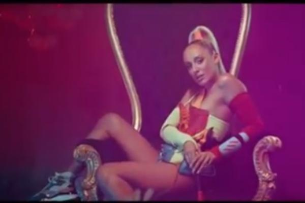 LUNA ĐOGANI OBJAVILA SVOJU PRVU PESMU: Za 20 minuta preko 24.000 pregleda! (VIDEO)