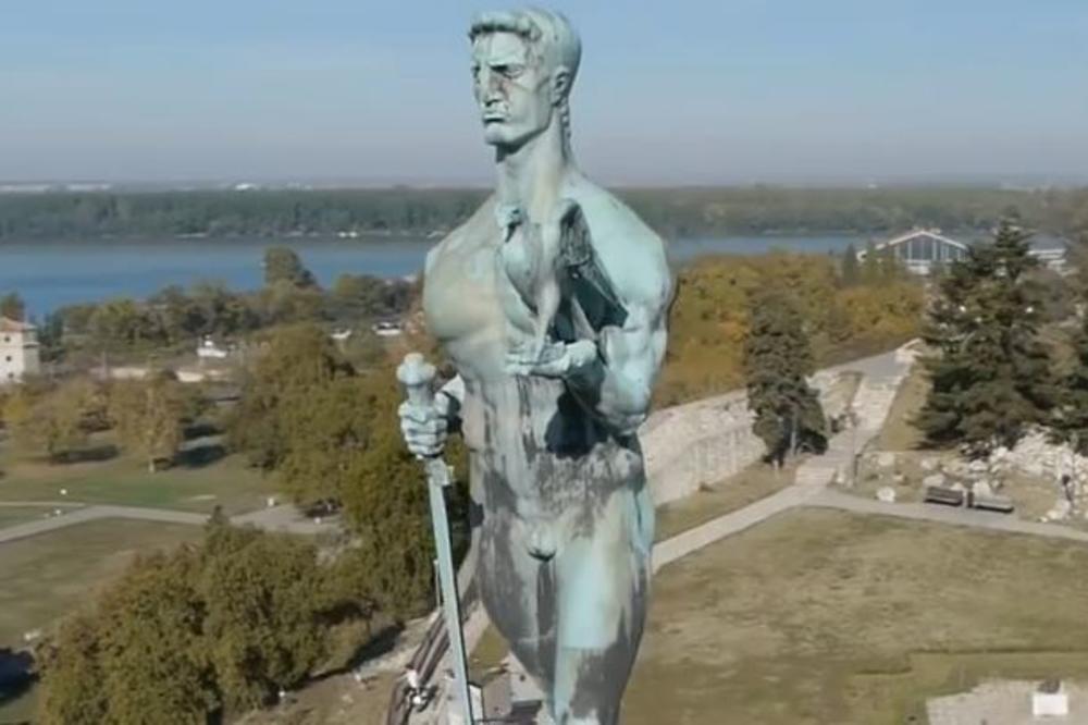 DEFINITIVNO: POBEDNIK LETI S KALIŠA! Spomenik će prvo biti učvršćen, majtori su već krenuli da ga sklanjaju