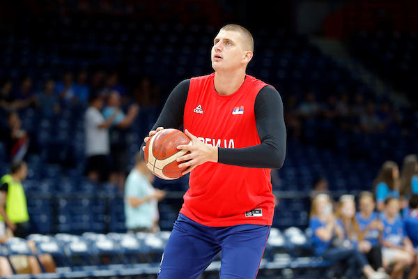 JOKIĆ JE ISTRČAO NA PARKET ARENE: Srbija mu je odmah stavila do znanja šta misli o njegovom liku i delu!