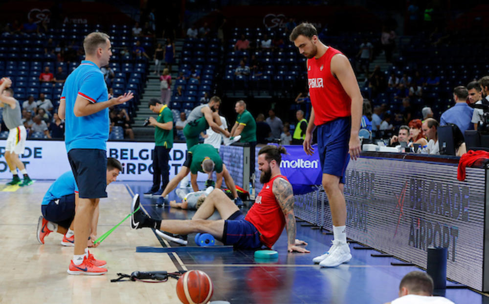 Košarkaši Srbije i Litvanije na zagrevanju u Beogradu - ilustracija  