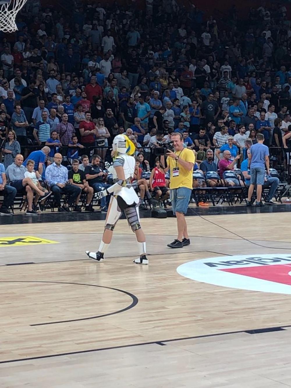 Žena-robot na poluvremenu utakmice sa Litvanijom  