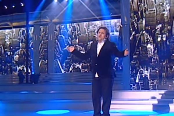 PEVAČ SA SLIKE VIŠE NE LIČI NA SEBE: Uhvaćen je u KRAĐI NA PUMPI, a sada bi ga retko ko PREPOZNAO! (FOTO)