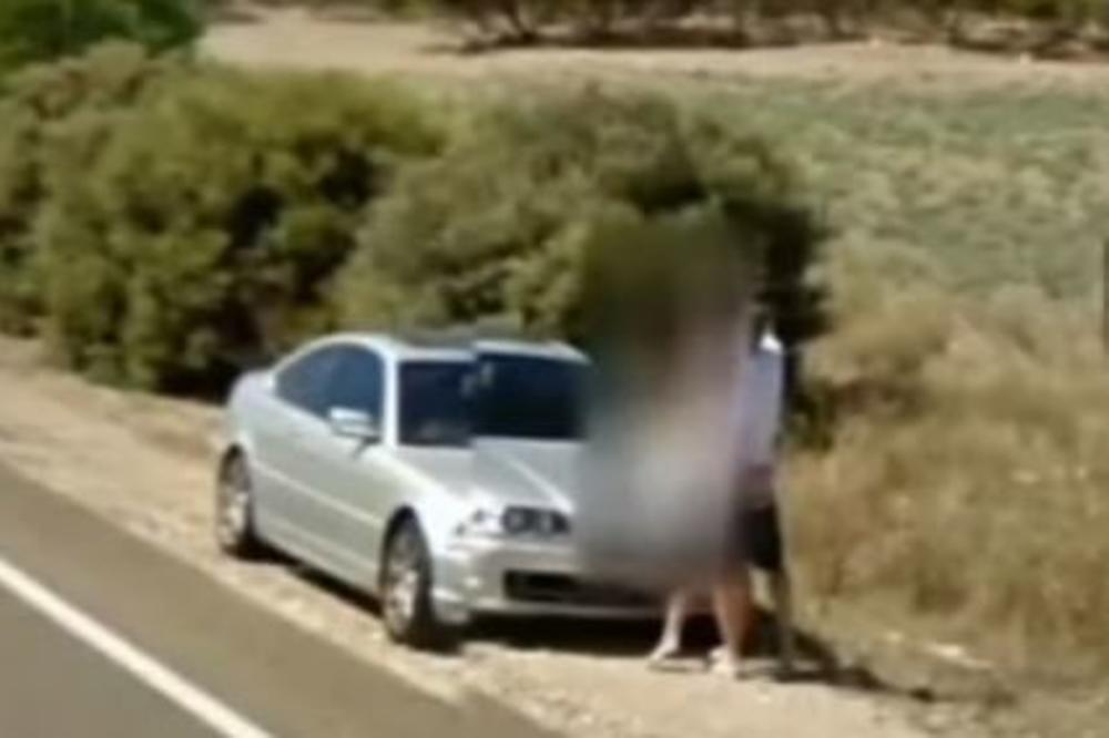 UHVAĆENI NA HAUBI KAO ZANESENI KUNIĆI: Divlji S*KS na auto-putu! Par se oduzeo, ljudi bili u šoku! (VIDEO)