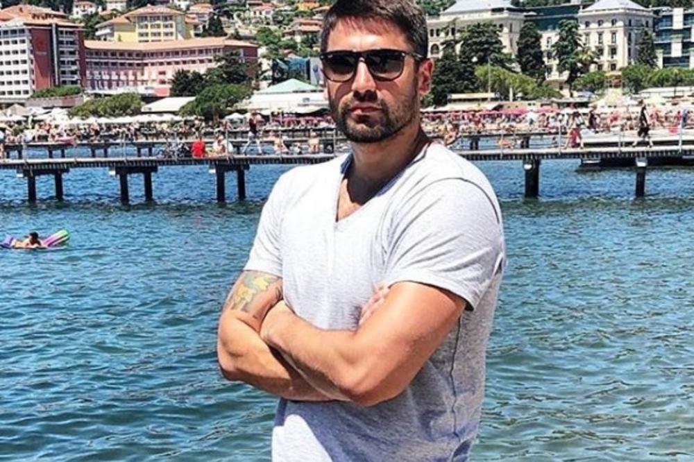 PRVI JAVNI POLJUBAC! Fotografija Rađena sa devojkom: "TO JE LJUBAV, TO SE VOLI"!