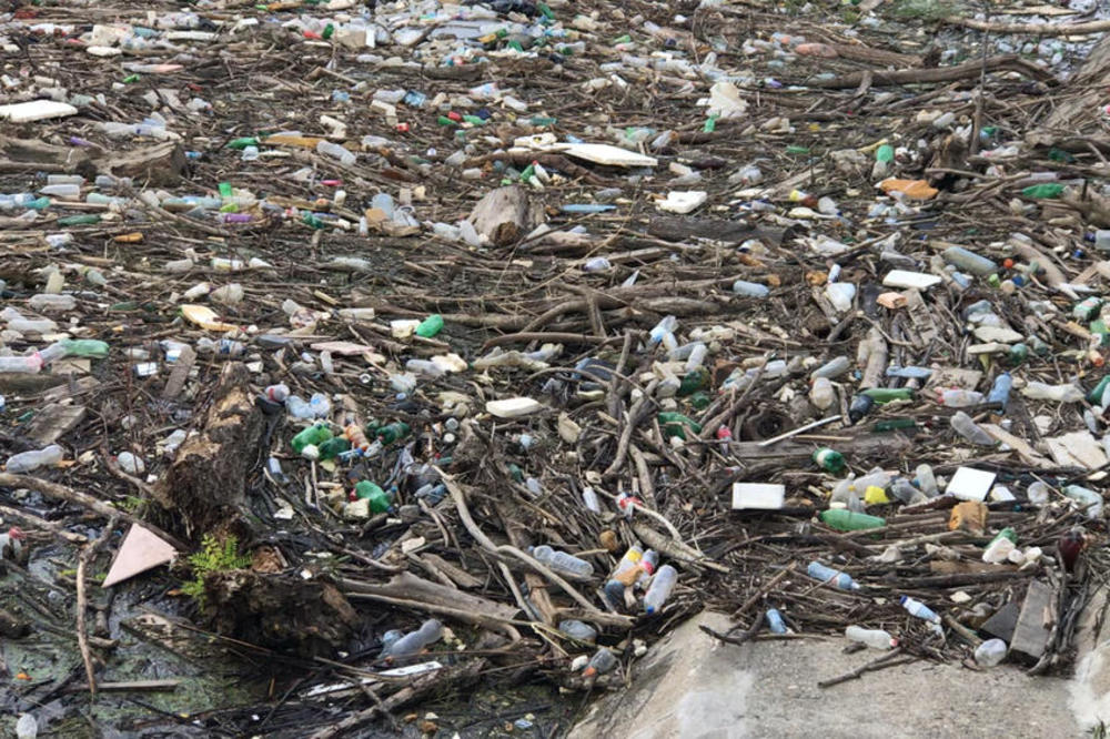 RUGLO NA SAVSKOM KEJU: Na šetalištu kartonske kutije, garderoba i ko zna šta još (VIDEO)
