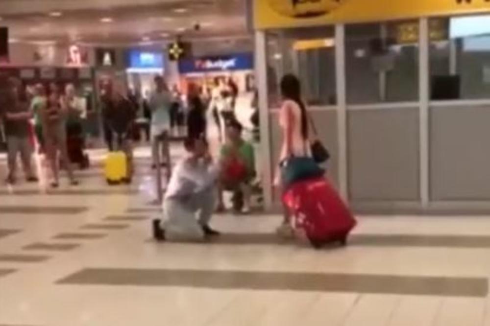 NEOBIČNA PROSIDBA NA BEOGRADSKOM AERODROMU: On je klekao, postavio je pitanje i onda je usledila duga pauza (VIDEO)