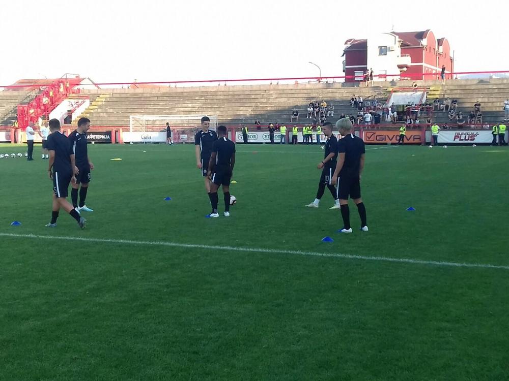 Zagrevanje rezervnih igrača Partizana pred ovaj meč  