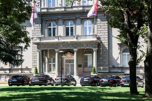 OVO JE JEDINSTVEN PRIMER U SVETU! Predsedništvo jutros bez ZAŠTITNE OGRADE, pogledajte kako to IZGLEDA! (FOTO)