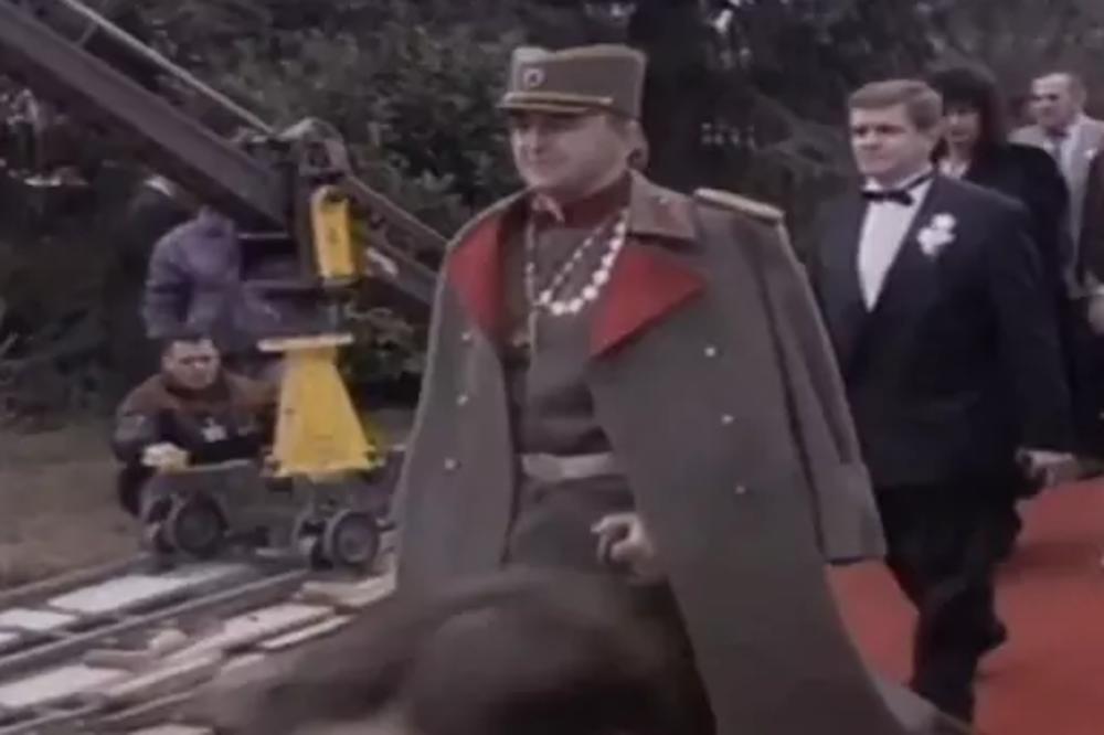 ARKAN JE JEDNOM ZGRABIO MIKROFON I ZAPEVAO U KAFANI: Uz pivo zaradio i bakšiš, a šta mu je ovo oko vrata? (FOTO)