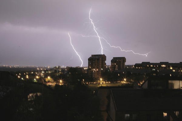 NAJNOVIJE UPOZORENJE RHMZ-A: U naredna 2 sata OVDE se očekuje PROLOM OBLAKA i JAK GRAD!