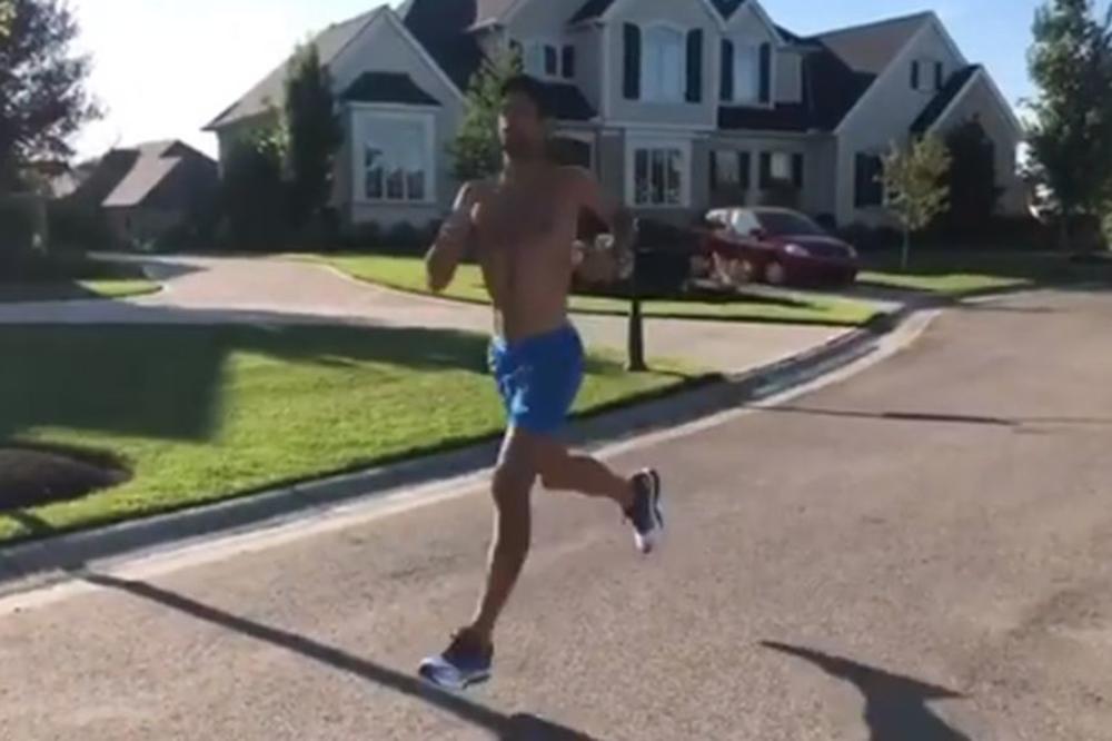 NOLE, PA ŠTA ĆE REĆI KOMŠIJE: Đoković se skinuo, pa trčao po komšiluku!