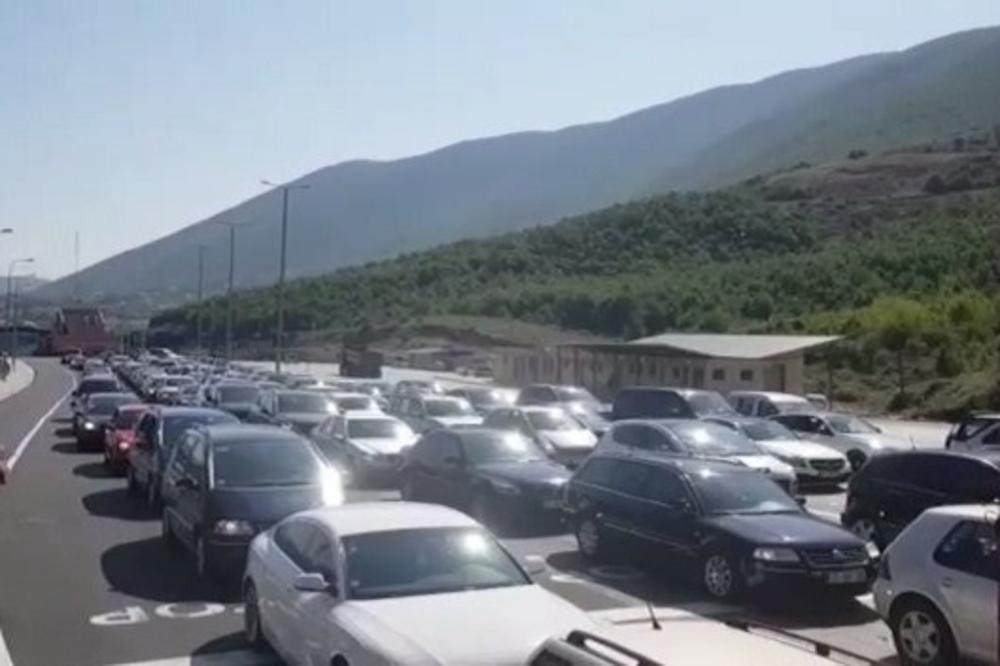 ALBANCI SA KOSOVA OD JUTROS MASOVNO ULAZE U ALBANIJU! Ovakve GUŽVE još nisu VIĐENE, a znamo i RAZLOG