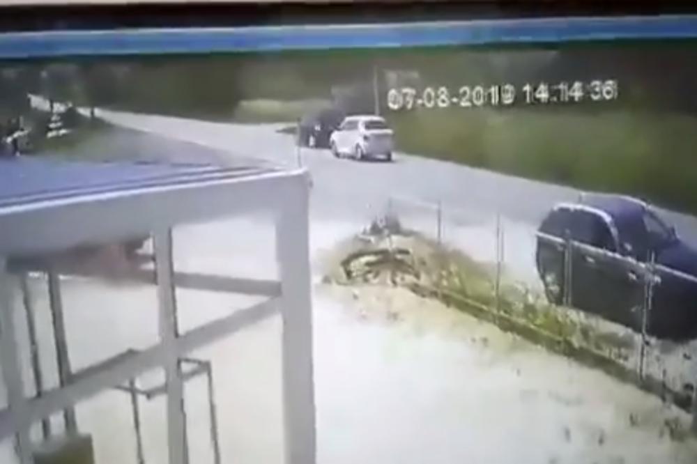 POGLEDAJTE JEZIVI SNIMAK SUDARA MOTORA I AUTOMOBILA! U udesu teško povređeno i dete! (UZNEMIRUJUĆI VIDEO)
