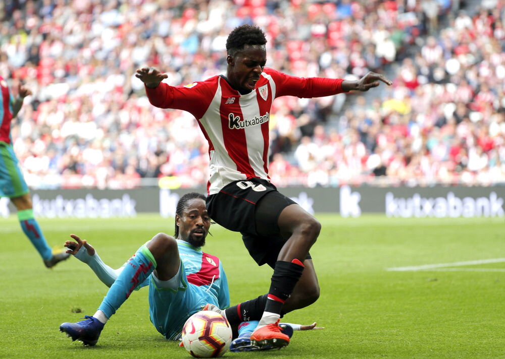 Injaki Vilijams (u crveno-belom dresu)