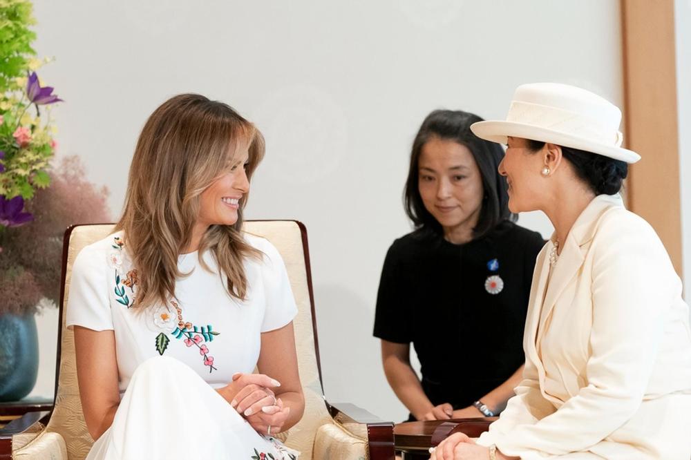 MELANIJA SE UVUKLA U TETKASTU HALJINU OD 6.500 DOLARA! Za njom je odlepio ceo svet, uparila ih uz SAVRŠENE CIPELE